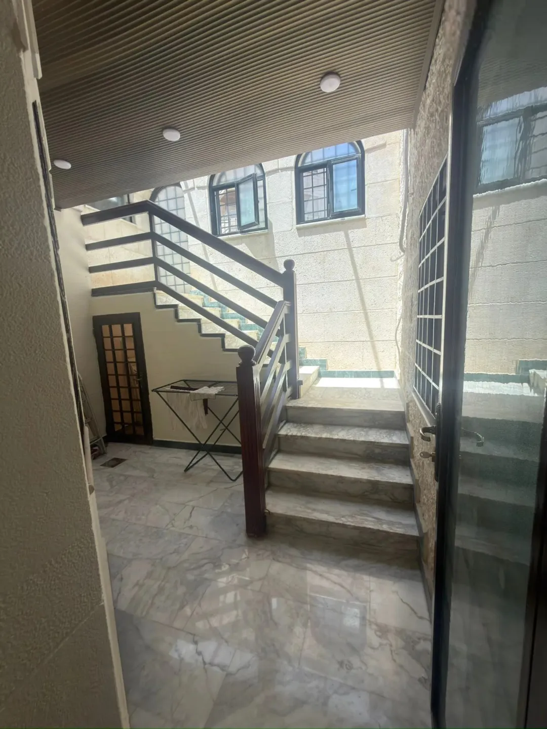 البيت 460 متر معه حديقه خارجيه و خمس غرف نوم و ست حمامات ثلاث غرف ماستر و يوجد مطبخ أمريكي و مطبخ عا