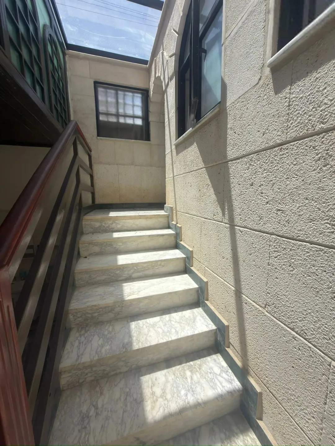 البيت 460 متر معه حديقه خارجيه و خمس غرف نوم و ست حمامات ثلاث غرف ماستر و يوجد مطبخ أمريكي و مطبخ عا