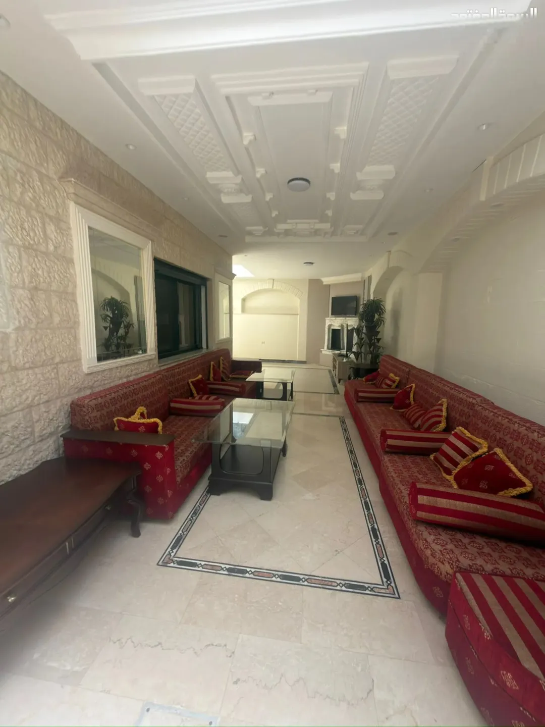 البيت 460 متر معه حديقه خارجيه و خمس غرف نوم و ست حمامات ثلاث غرف ماستر و يوجد مطبخ أمريكي و مطبخ عا