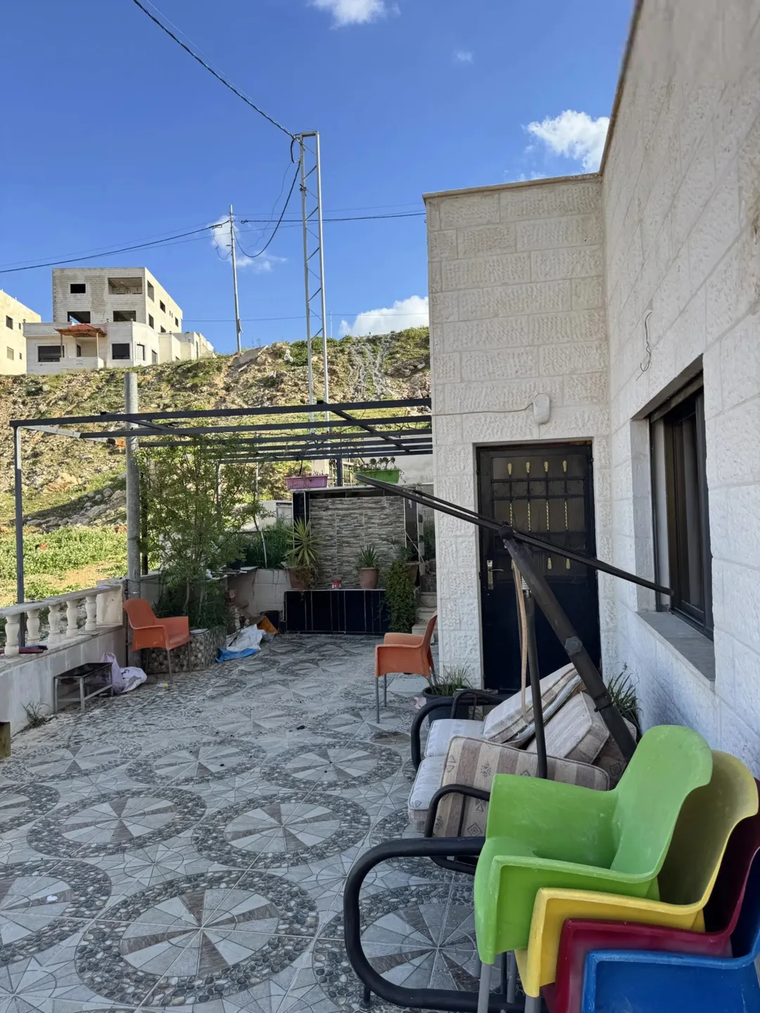 منزل للبيع بمواصفات رائعة وتشطيب حديث (عمر البناء فقط ثلاث سنين)