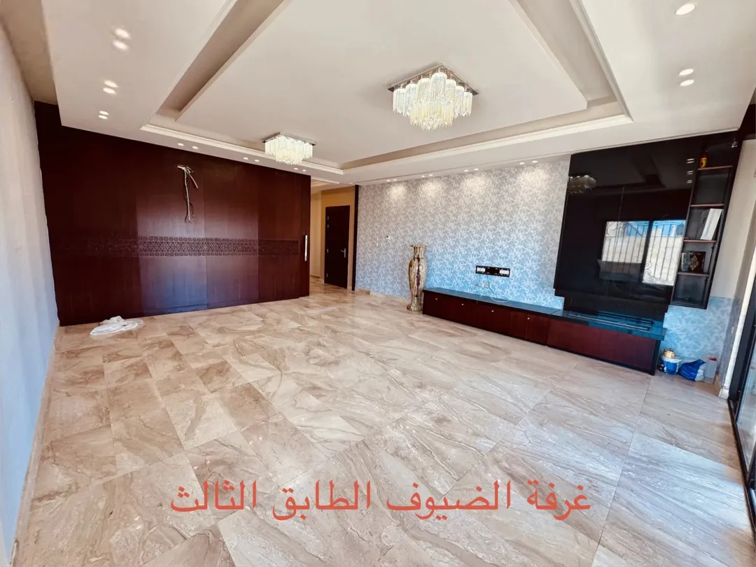 شقة مع روف طابق ثالث بتشطيبات وإكساء خاص مباشرة