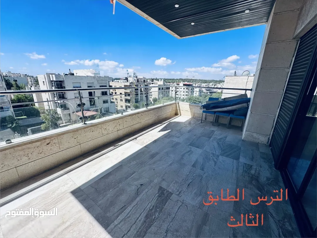 شقة مع روف طابق ثالث بتشطيبات وإكساء خاص مباشرة