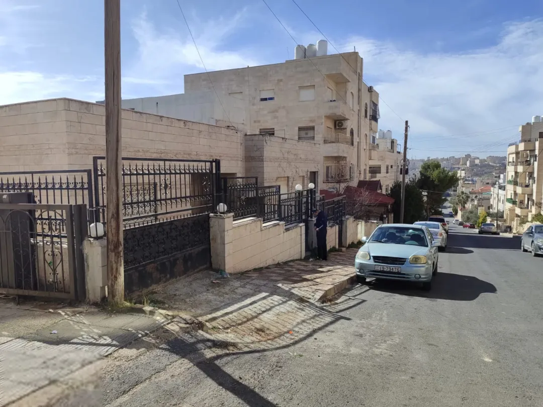 فيلا مستقلة فاخرة للبيع في موقع متميز بالقرب من الجامعة الأردنية وإدارة المعلومات الجنائية
