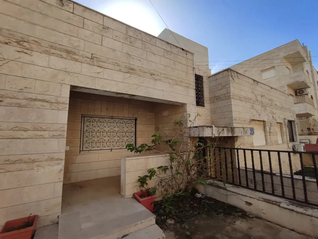 فيلا مستقلة فاخرة للبيع في موقع متميز بالقرب من الجامعة الأردنية وإدارة المعلومات الجنائية