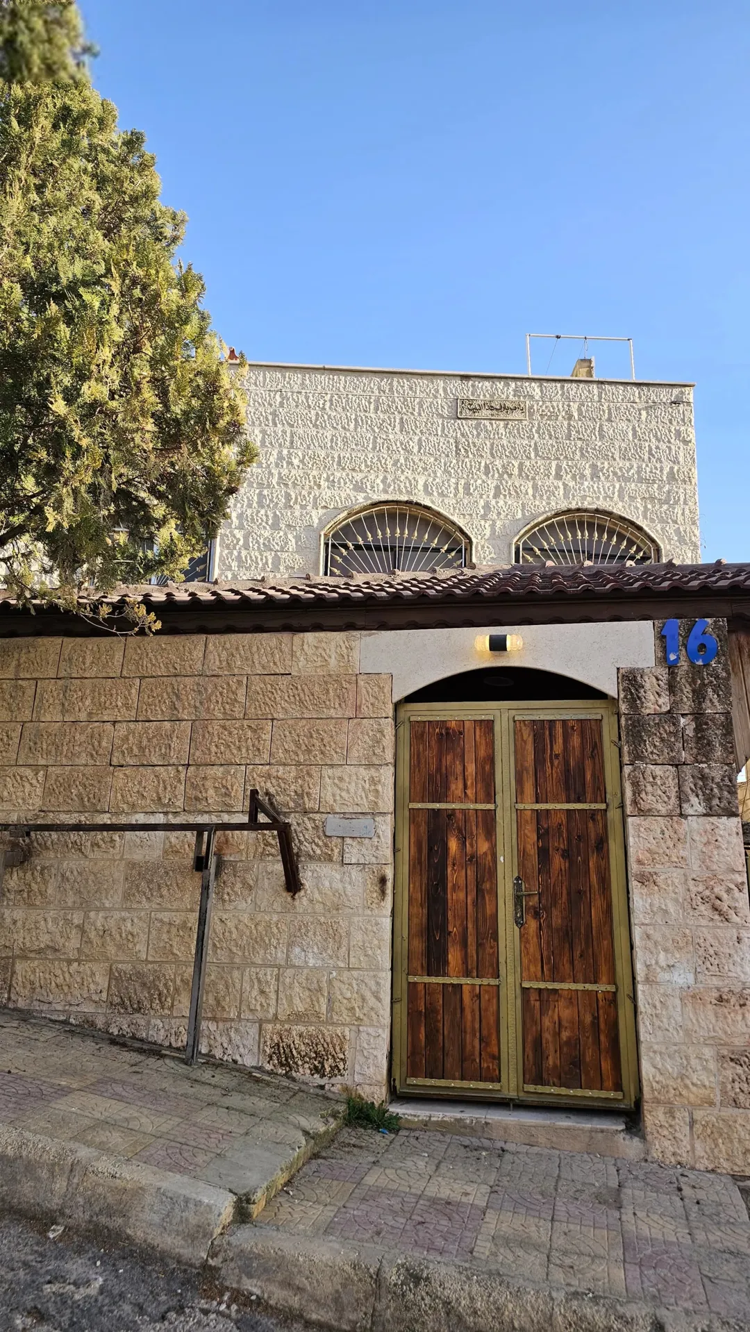شبه فيلا فاخرة للبيع في عمان حي الربوه