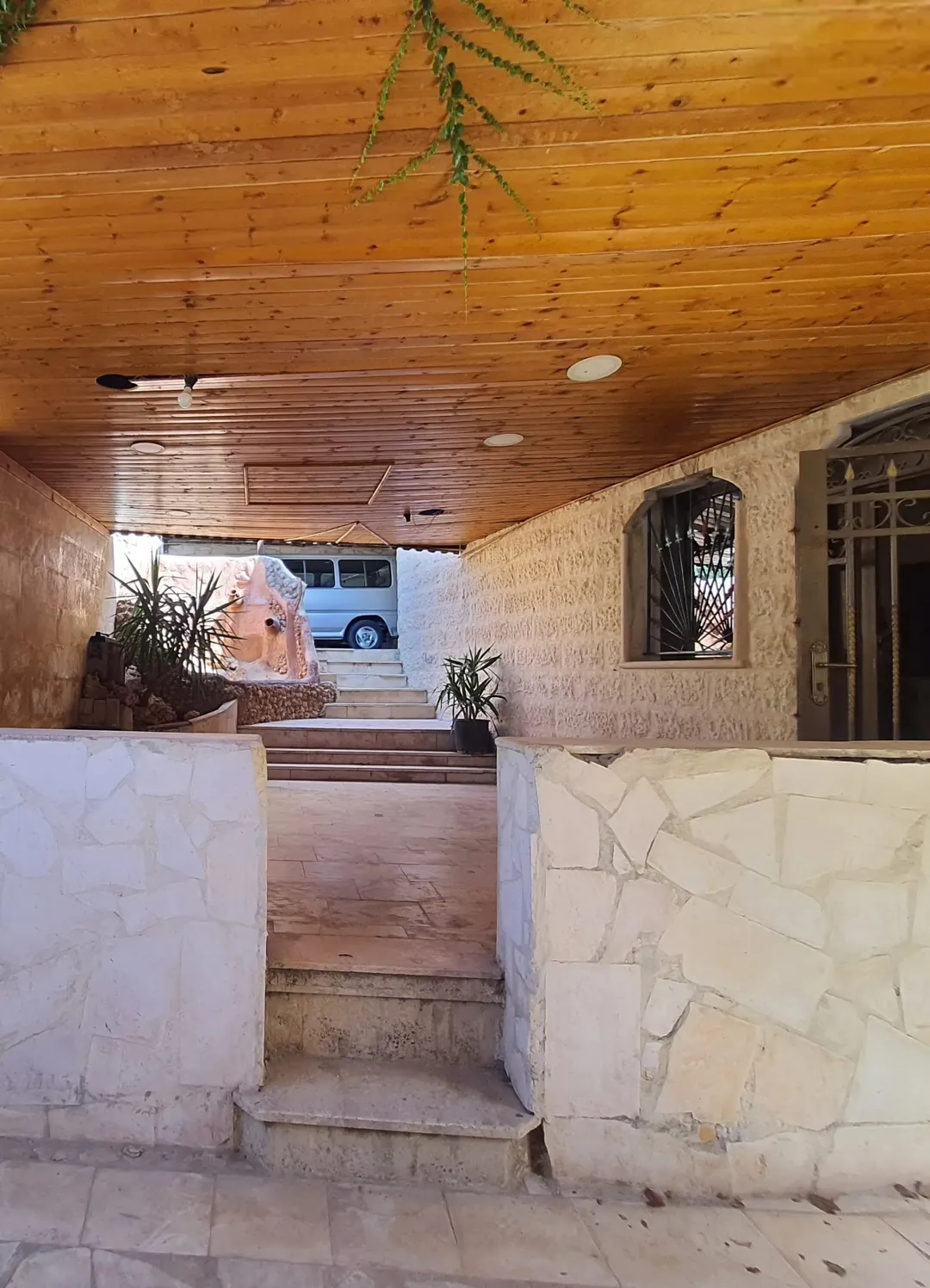 شبه فيلا فاخرة للبيع في عمان حي الربوه
