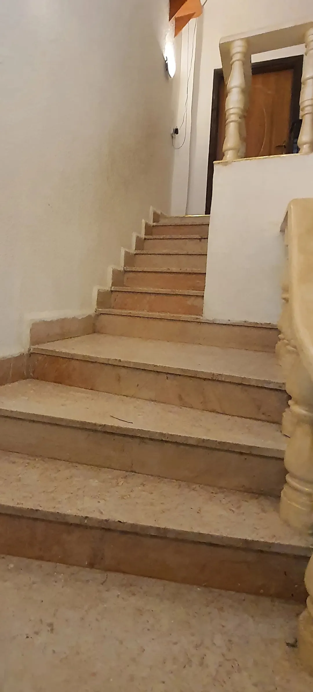 شبه فيلا فاخرة للبيع في عمان حي الربوه