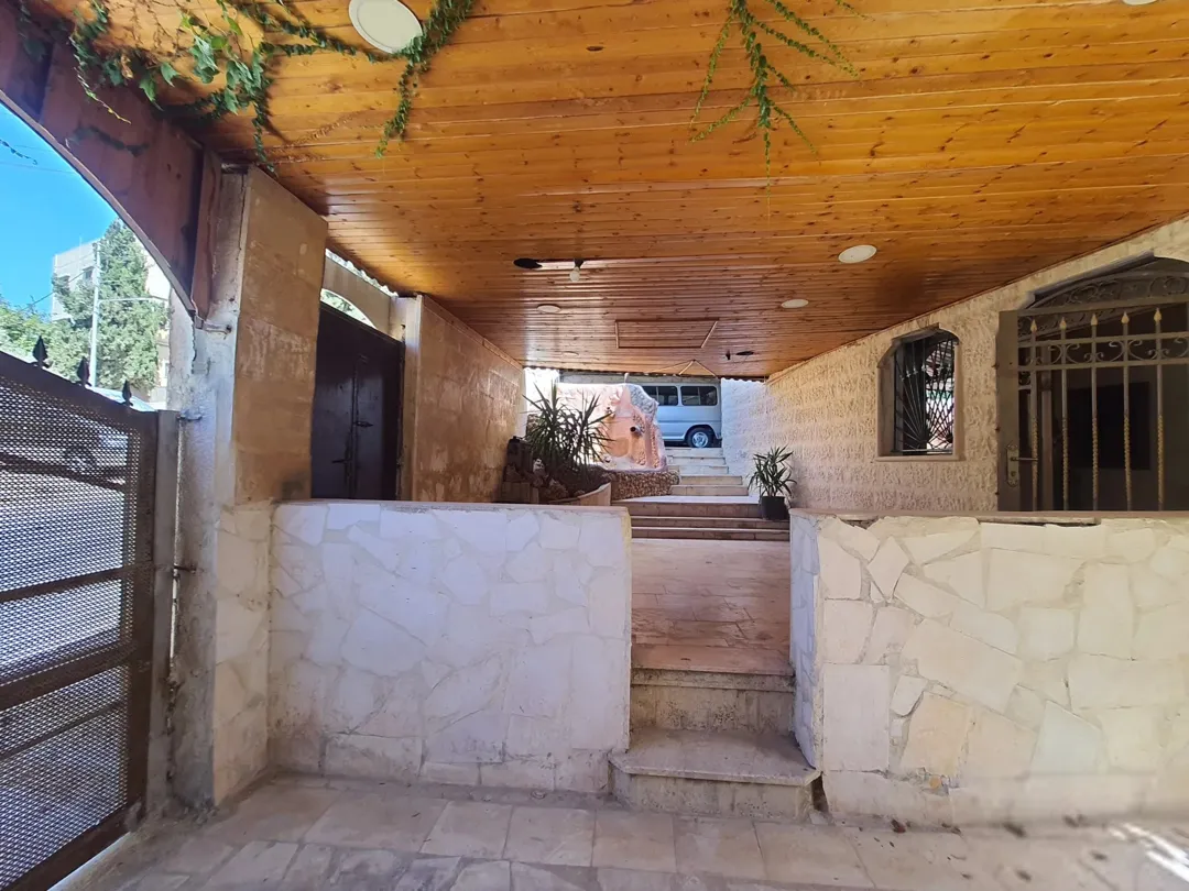 شبه فيلا فاخرة للبيع في عمان حي الربوه