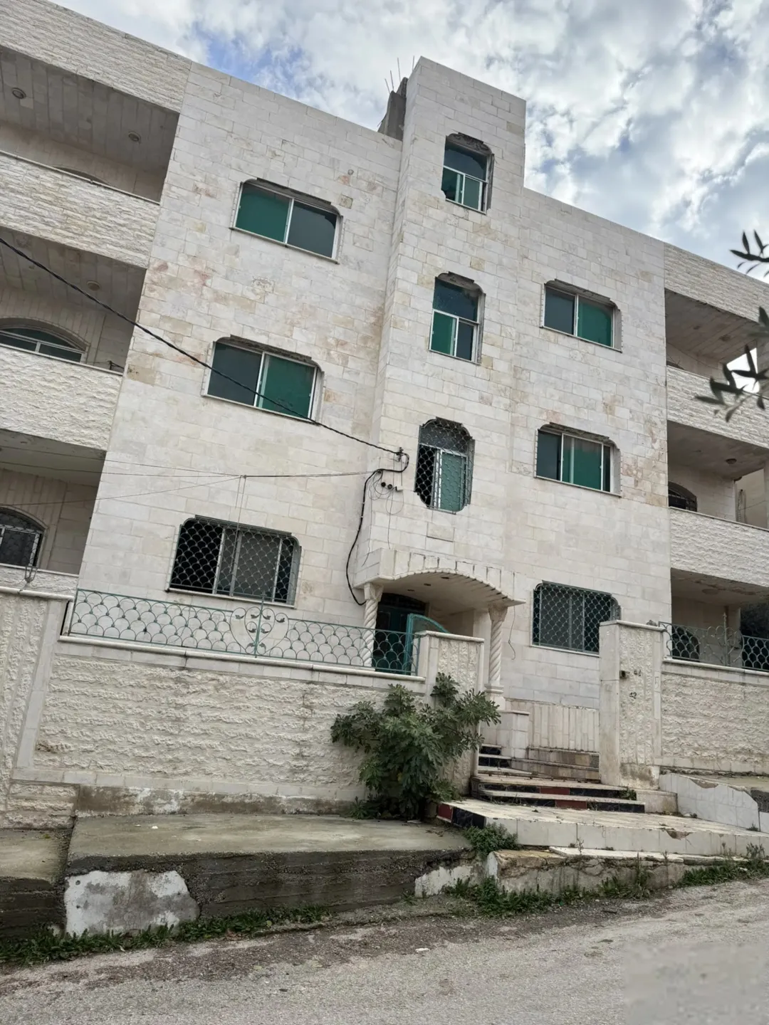 شقق للبيع في حنينا بالقرب من مدرسة مصطفى وهبي التل