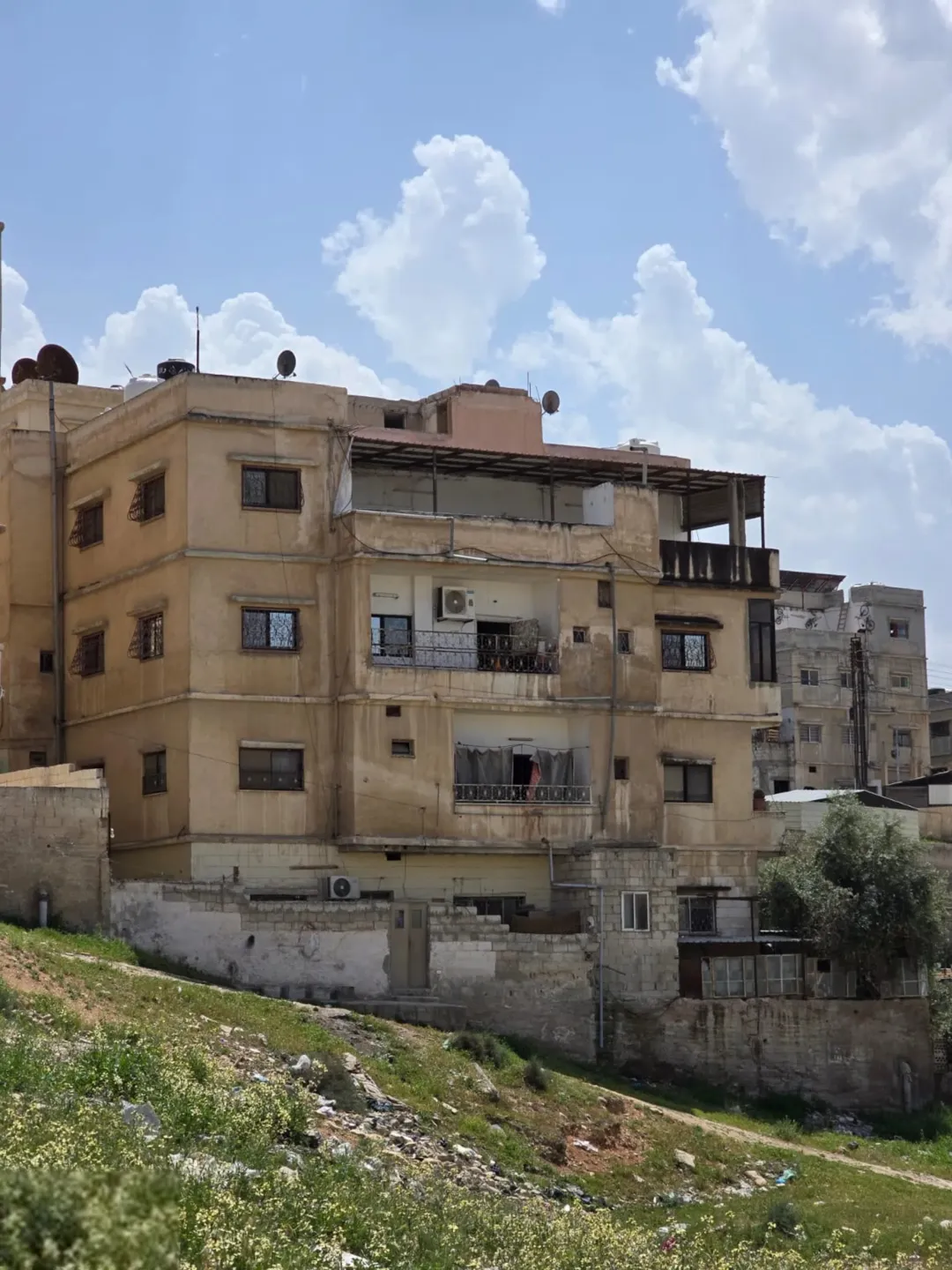 عمارة فاخرة للبيع في قلب حي الزواهرة