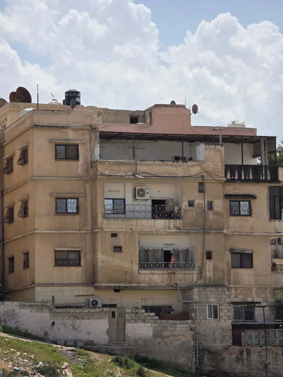 عمارة فاخرة للبيع في قلب حي الزواهرة