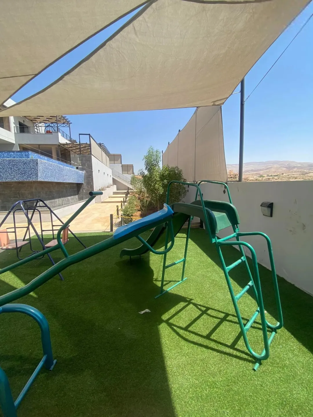 شاليه للبيع بمنطقة الروضه البحر الميت