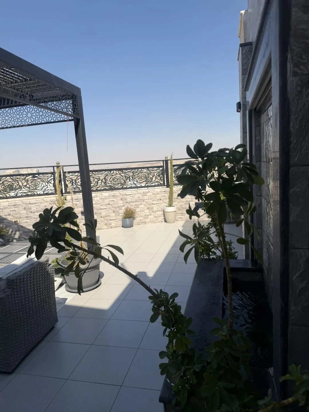 شقة دوبلكس فاخرة مع رووف للبيع في ضاحية الاستقلال – عمان