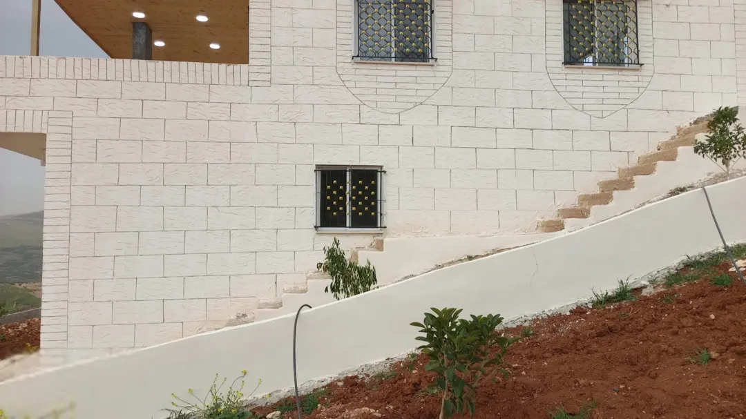 أرض مع بيت للبيع من اجمل مناطق العالوك اطلاله عالميه جدا واصل جميع الخدمات مستويه مثل الكف تربه