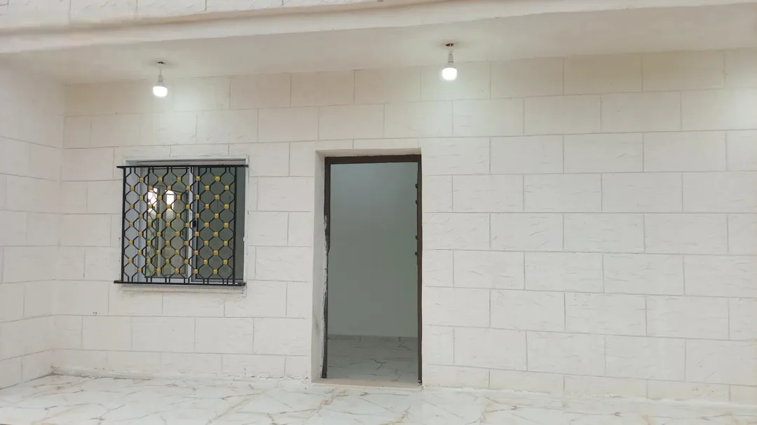 أرض مع بيت للبيع من اجمل مناطق العالوك اطلاله عالميه جدا واصل جميع الخدمات مستويه مثل الكف تربه