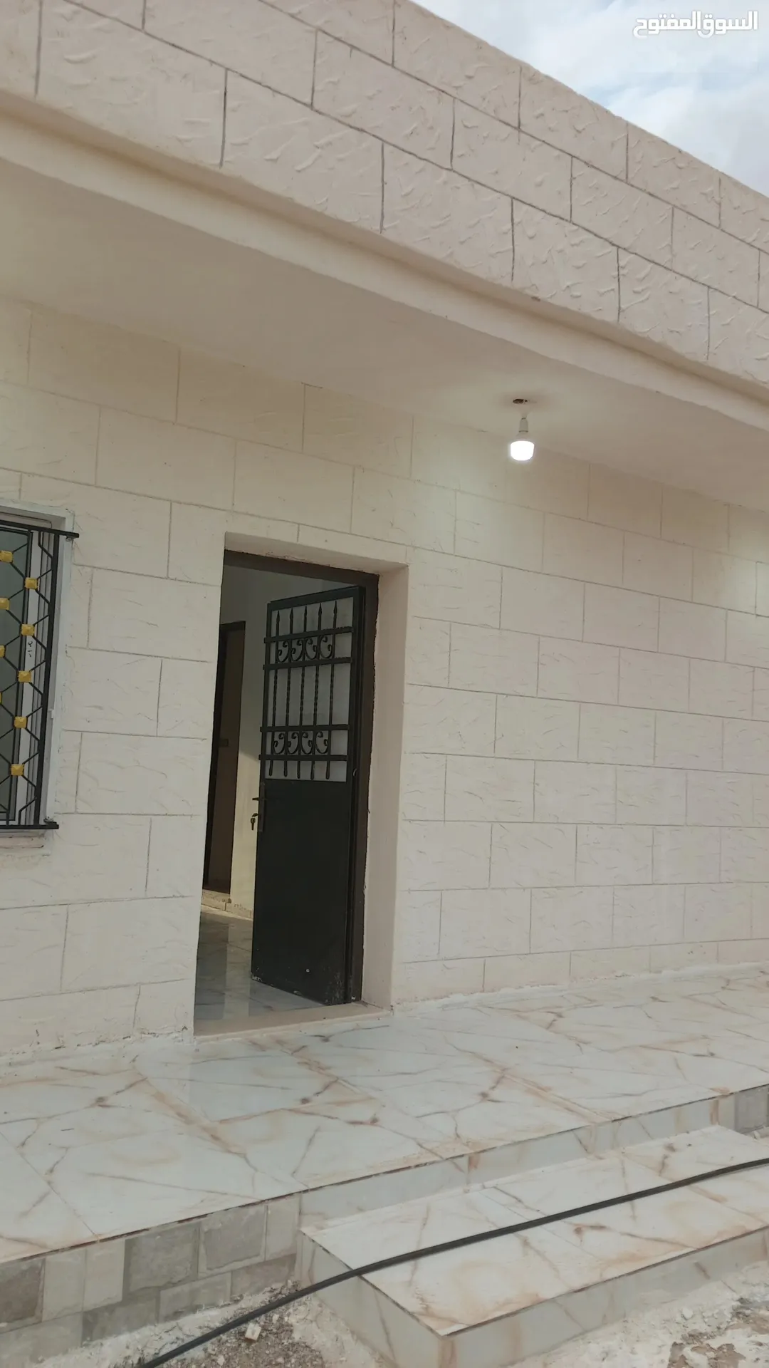 أرض مع بيت للبيع من اجمل مناطق العالوك اطلاله عالميه جدا واصل جميع الخدمات مستويه مثل الكف تربه