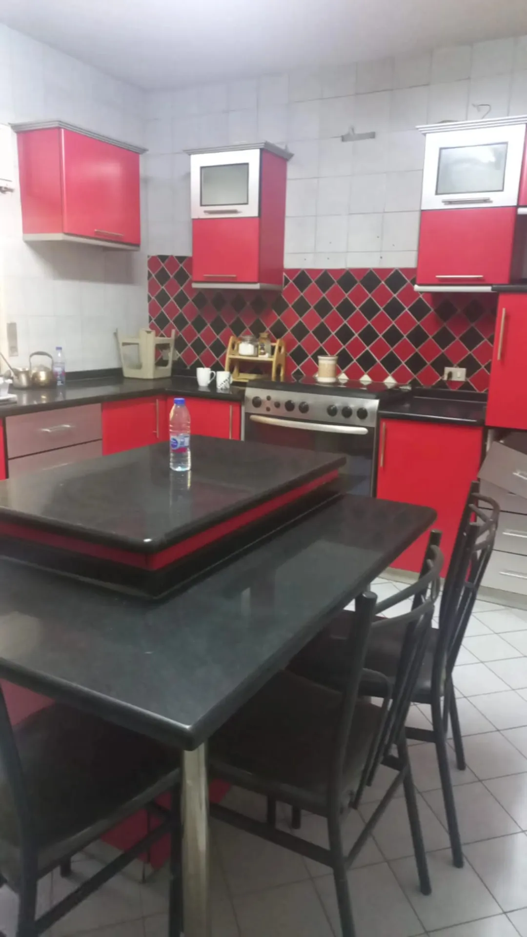 فيلا طابق ارضي مع حديقه مسطح 185 متر مع كراج سياره وحارس للعماره 3غرف نوم