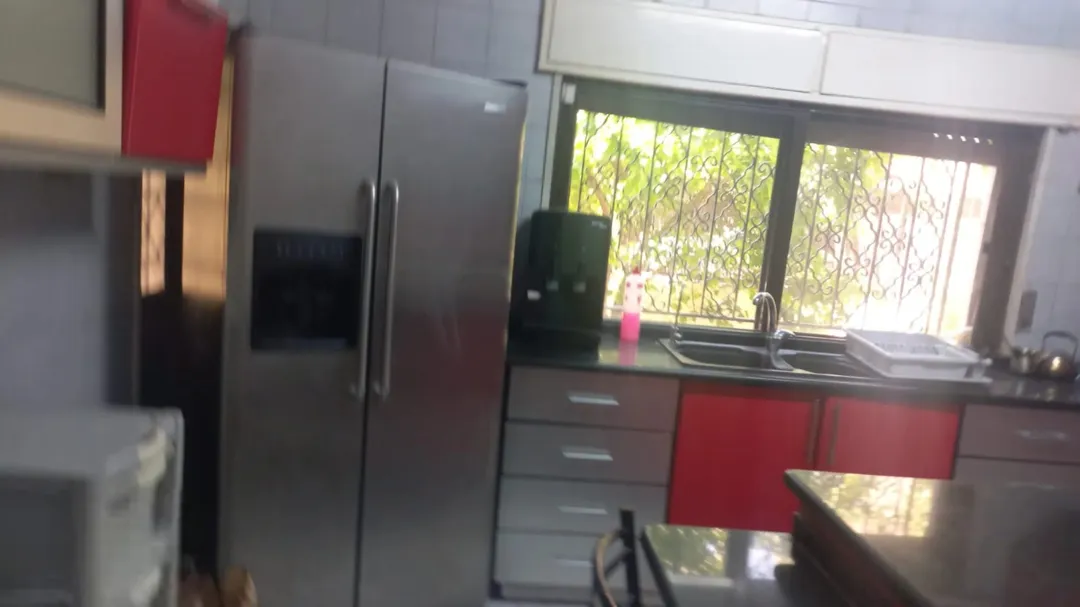 فيلا طابق ارضي مع حديقه مسطح 185 متر مع كراج سياره وحارس للعماره 3غرف نوم