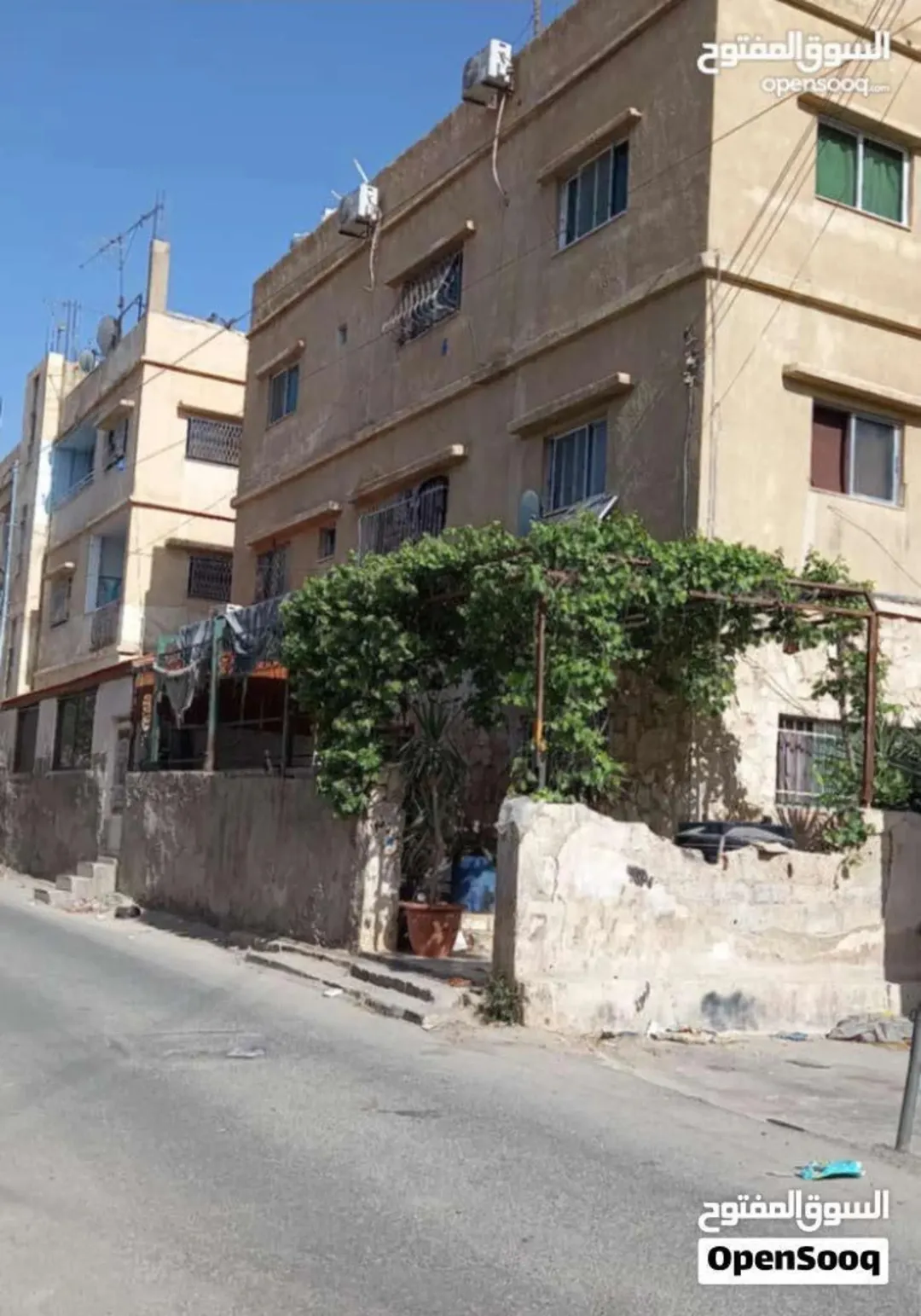 عمارة للبيع في الزرقاء الجديدة مكونة من ثلاث طوابق كل طابق شقتين قريبة عجميع الخدمات