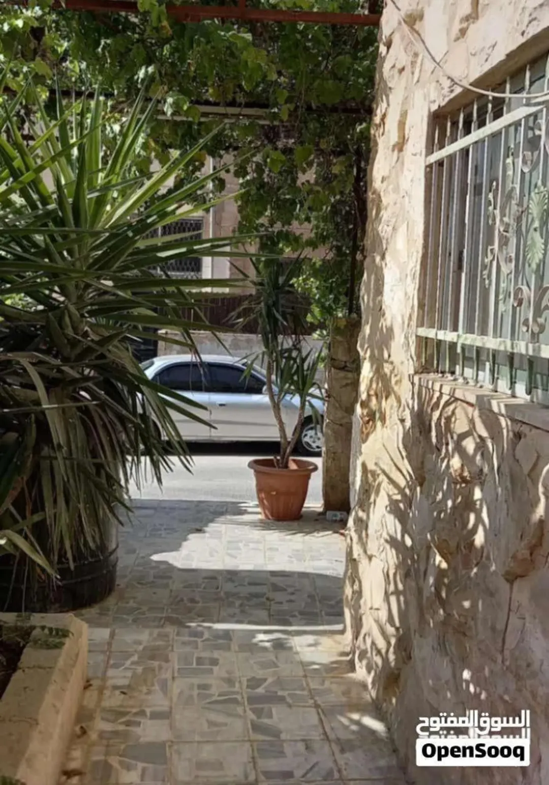عمارة للبيع في الزرقاء الجديدة مكونة من ثلاث طوابق كل طابق شقتين قريبة عجميع الخدمات