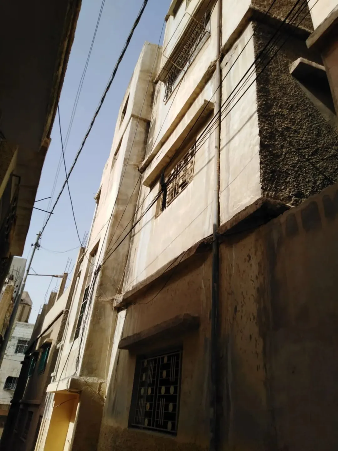 عمارة سكنية للبيع في الغويرية – الزرقاء