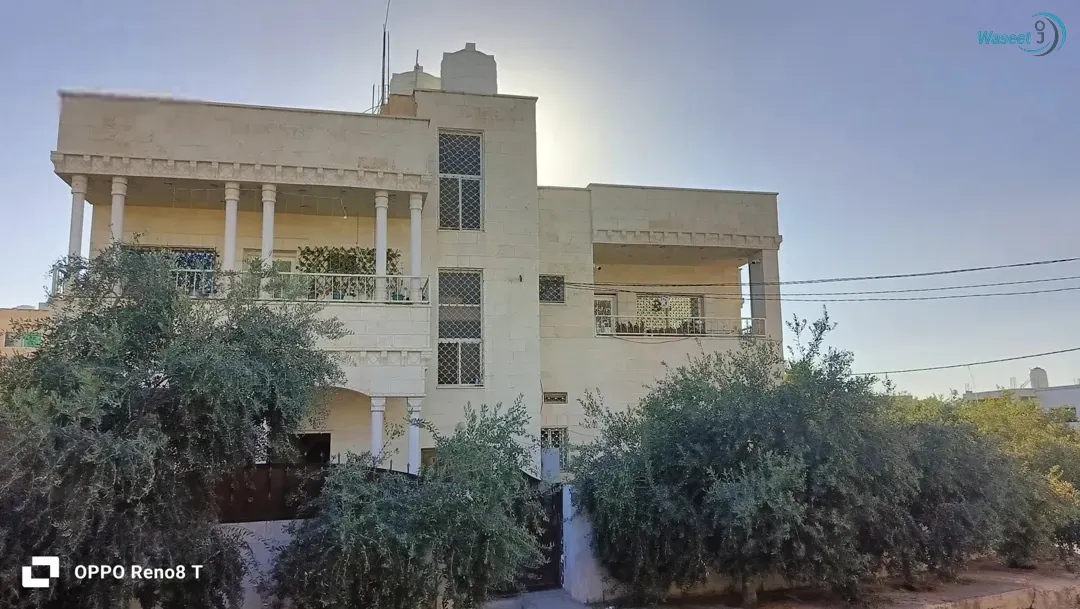منزل مميز طابقين حجر اربع شقق واجهتين