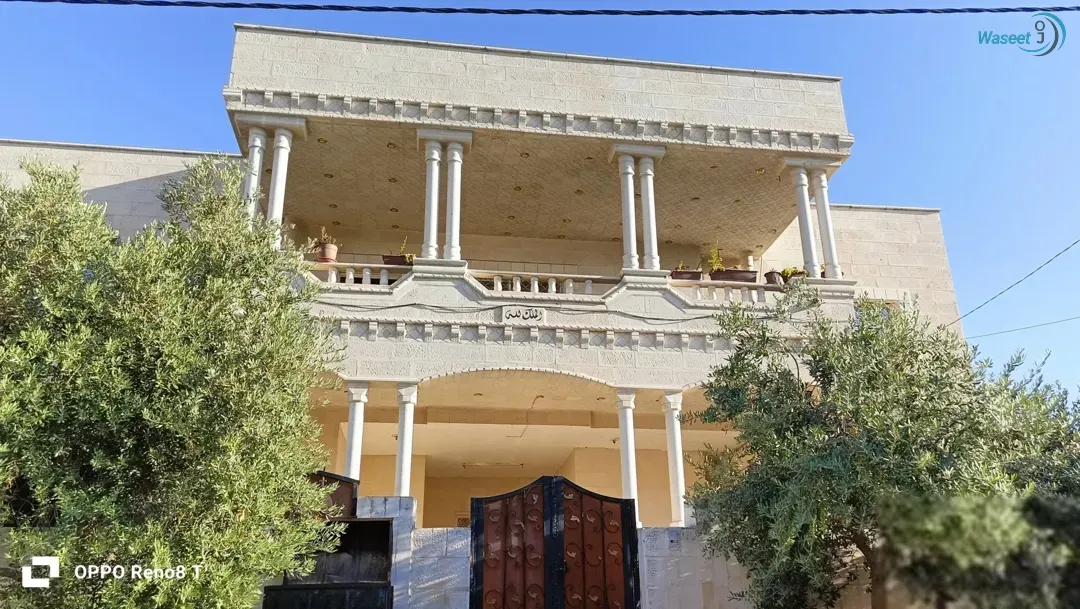 منزل مميز طابقين حجر اربع شقق واجهتين