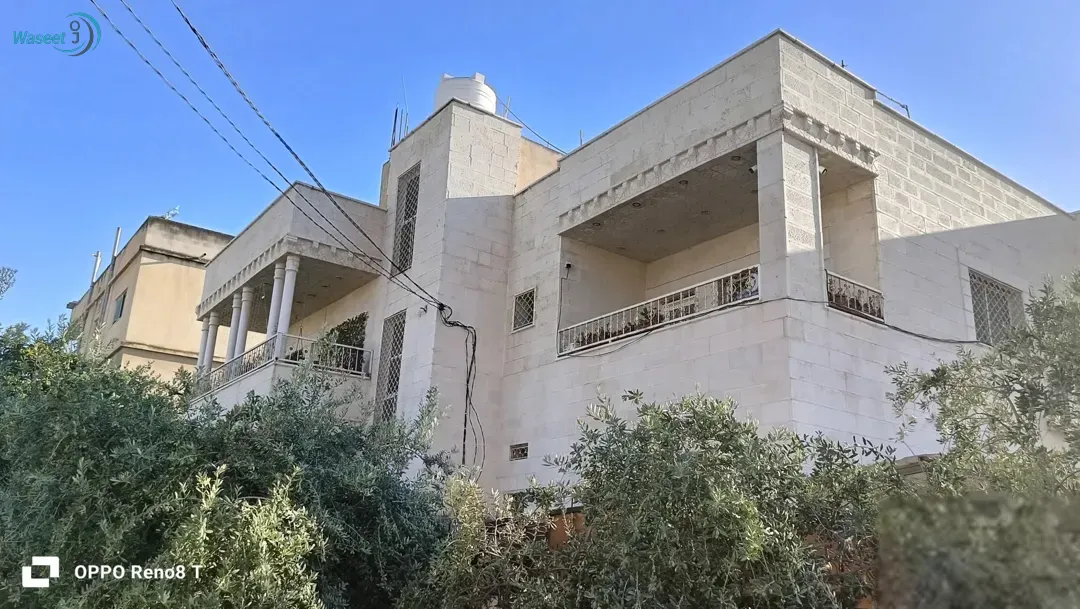 منزل مميز طابقين حجر اربع شقق واجهتين