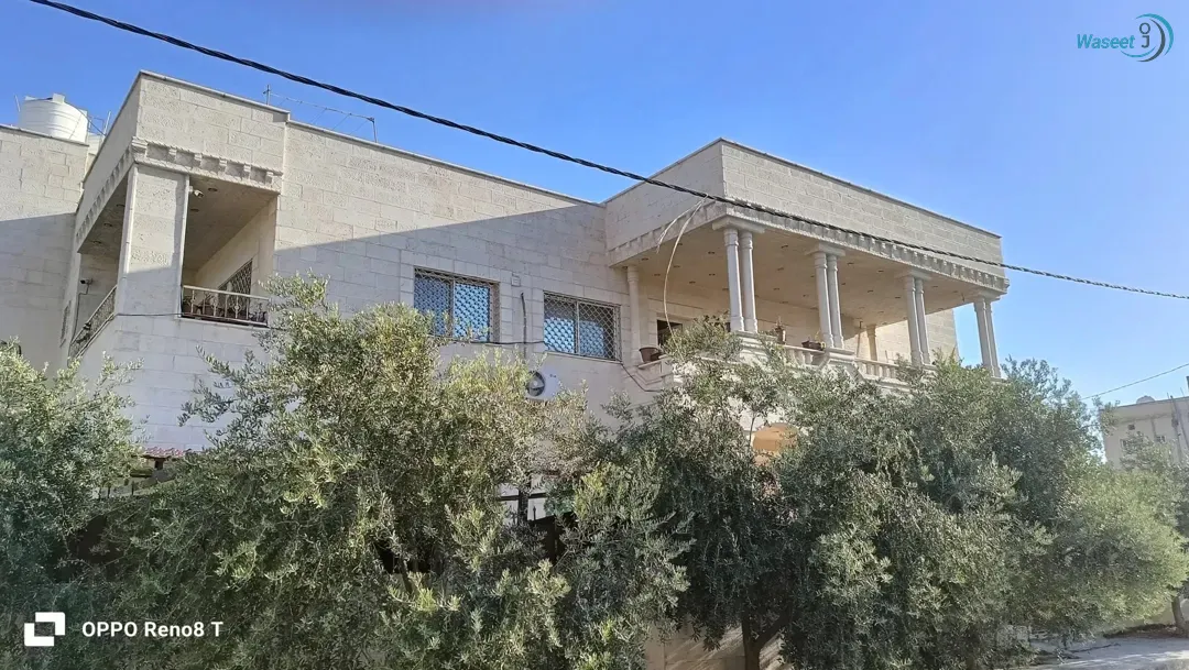 منزل مميز طابقين حجر اربع شقق واجهتين