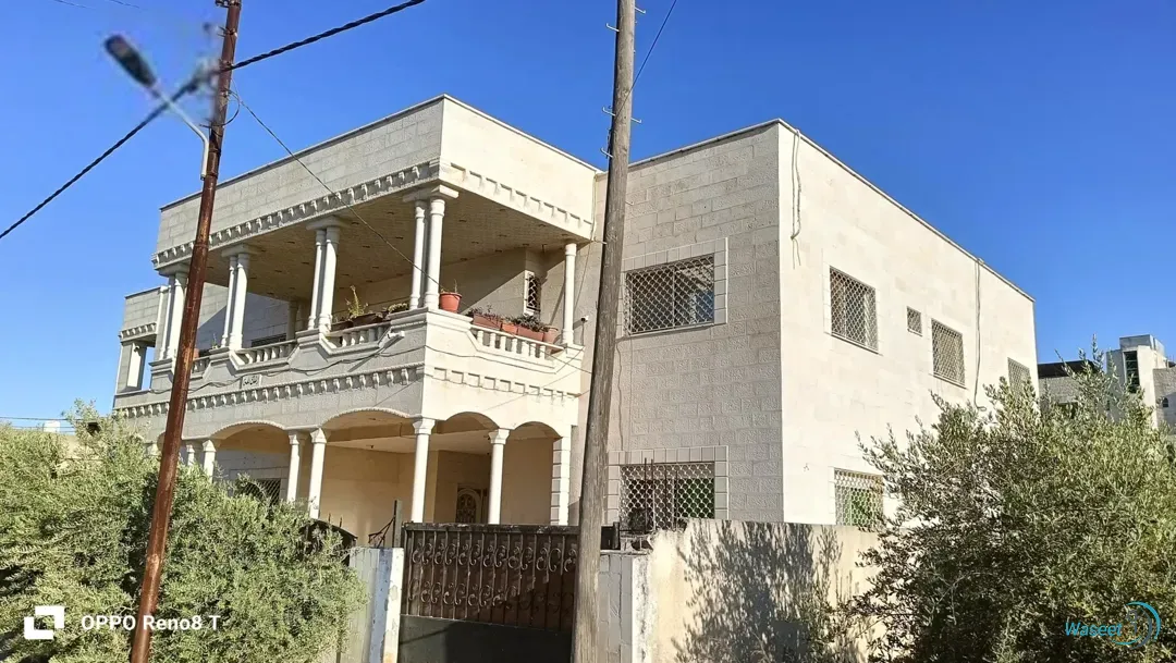 منزل مميز طابقين حجر اربع شقق واجهتين