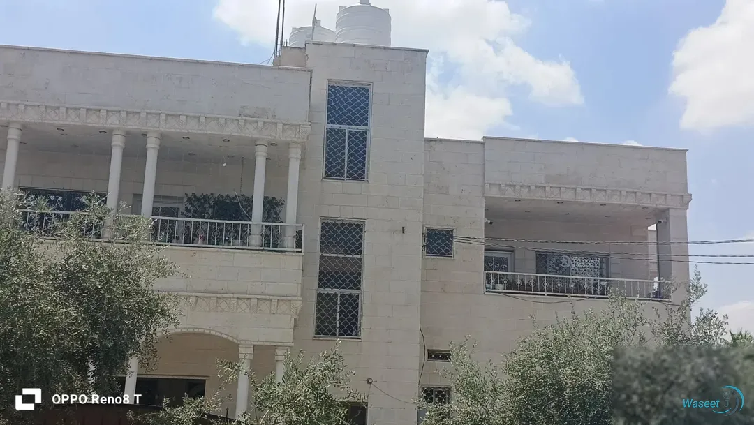 منزل مميز طابقين حجر اربع شقق واجهتين