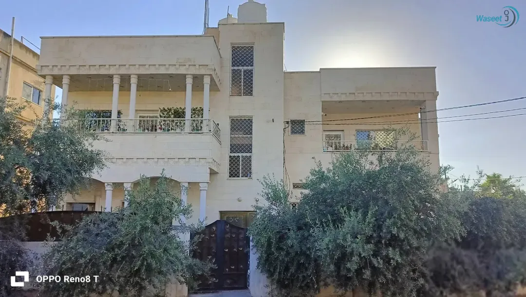 منزل مميز طابقين حجر اربع شقق واجهتين