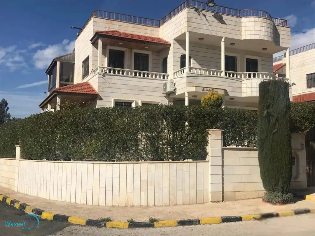 فيلا على ثلاث شوارع في أرقى مناطق اليادودة -إسكان أشكو