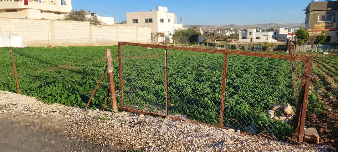 قطعة أرض مميزة للبيع مفروشة مساحة 911 متر