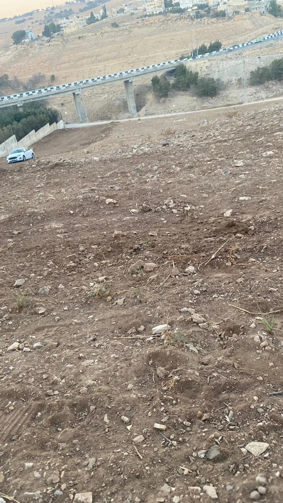تخيل أرض مميزة للبيع في الكرك _ المرج _مقابل الجسر _ مناسبه جدا للسكن