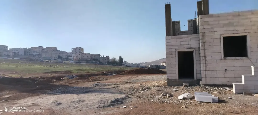 منزل للبيع على العظم في سحاب – مساحة أرض واسعة وموقع مميز