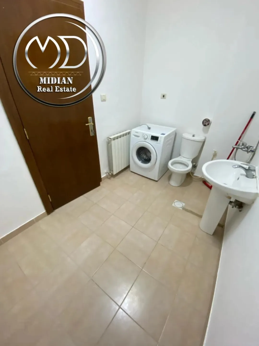 شقة مميزه بحاله ممتازه يبلغ عمرها خمسة عشر عام لكنها محافظه على جودتها و كأنها جديده بفضل العنايه | ID 915311