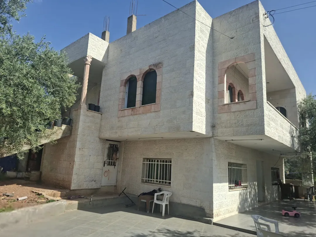 بيت للبيع في الصبيحي طابقان واجهتان مساحة 250 متر مربع مباشرة