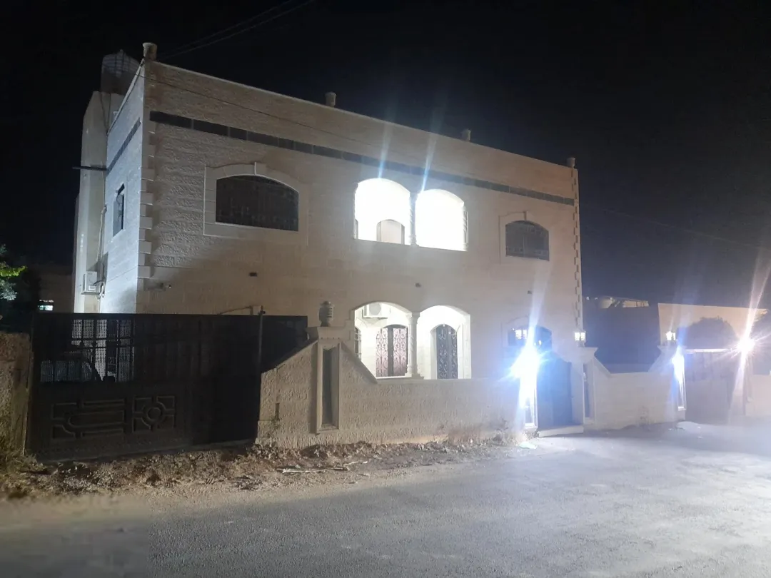 منزل طابقين للبيع في العبدلية – عمان