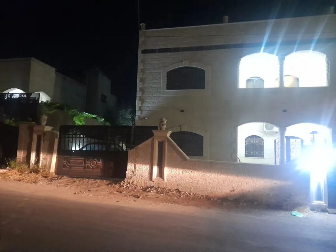 منزل طابقين للبيع في العبدلية – عمان