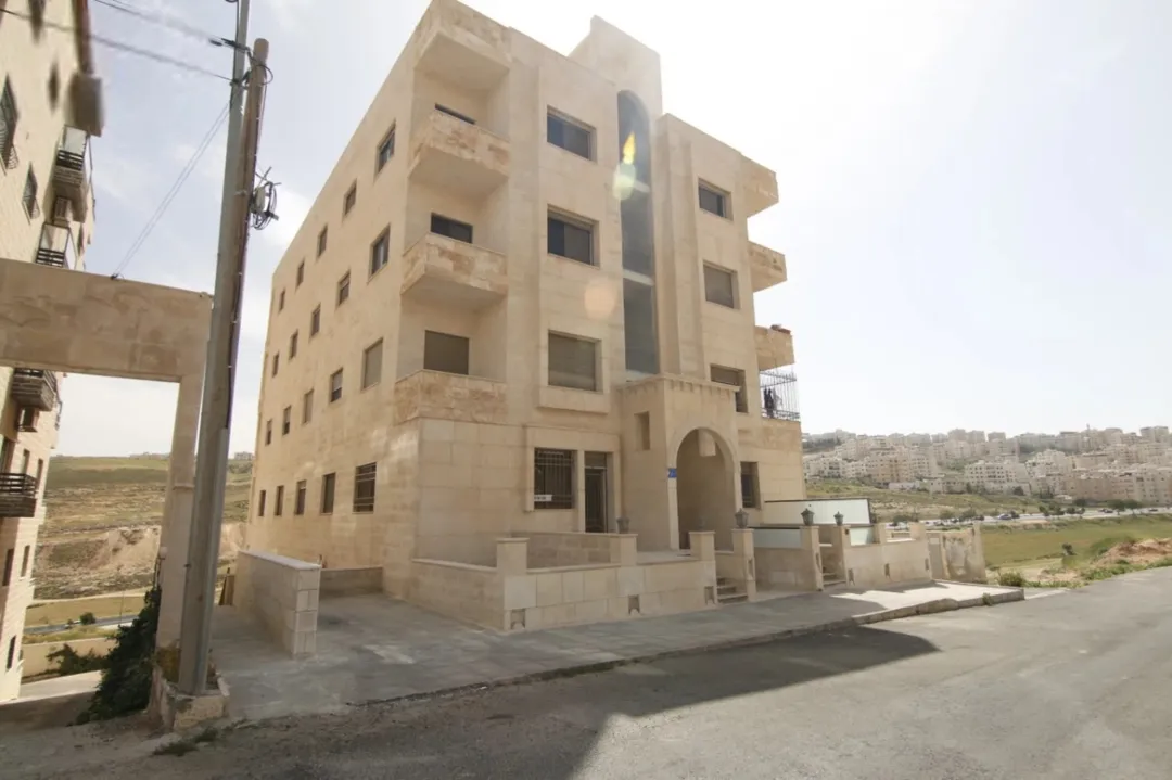 شقة ارضية مميزة في حي المنصور مطلة على شارع الاردن للبيع كاش او اقساط (عرض خاص) الشقة جديدة