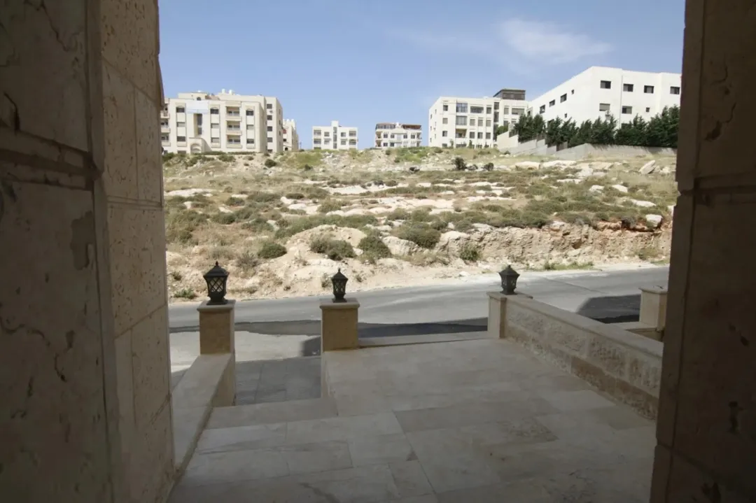 شقة ارضية مميزة في حي المنصور مطلة على شارع الاردن للبيع كاش او اقساط (عرض خاص) الشقة جديدة