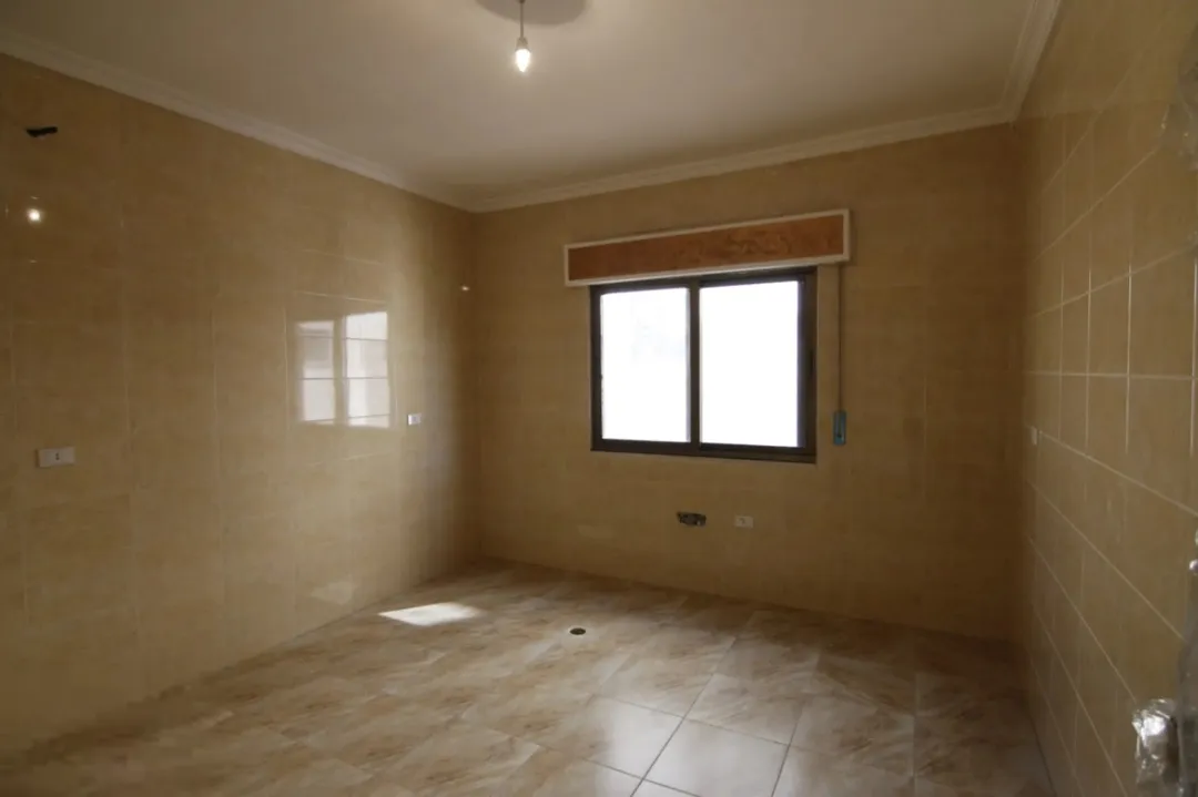 شقة ارضية مميزة في حي المنصور مطلة على شارع الاردن للبيع كاش او اقساط (عرض خاص) الشقة جديدة