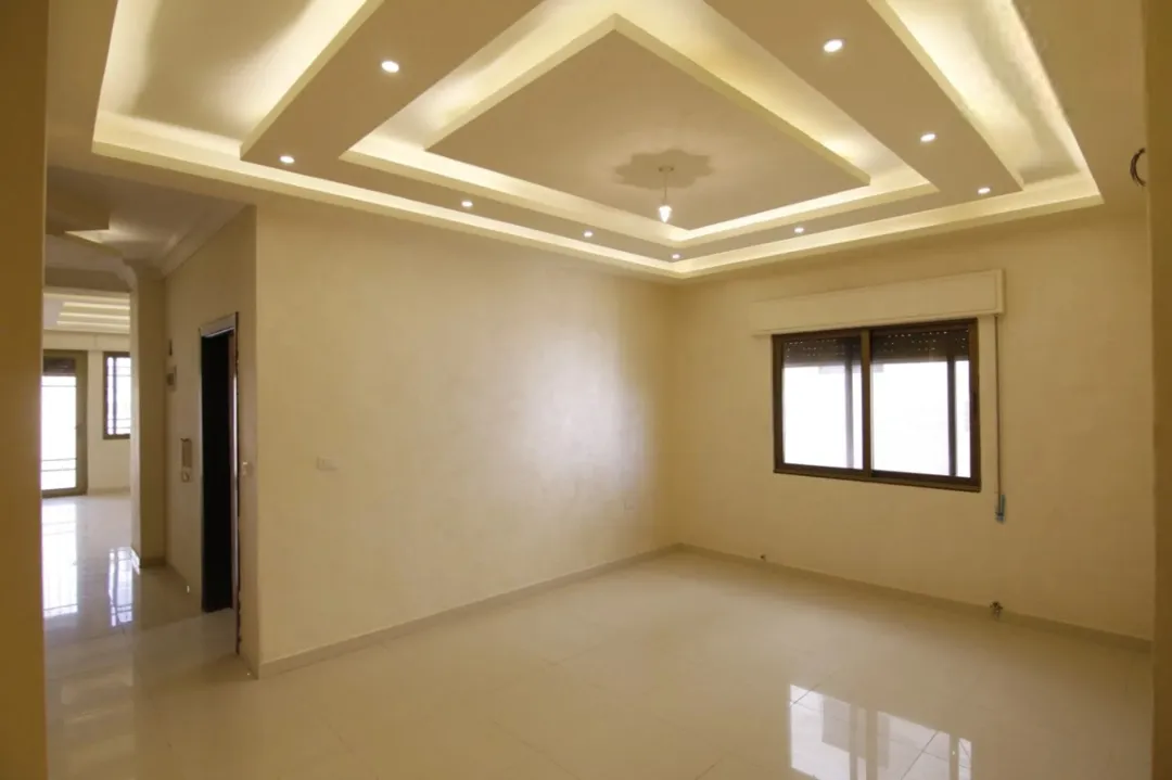 شقة ارضية مميزة في حي المنصور مطلة على شارع الاردن للبيع كاش او اقساط (عرض خاص) الشقة جديدة