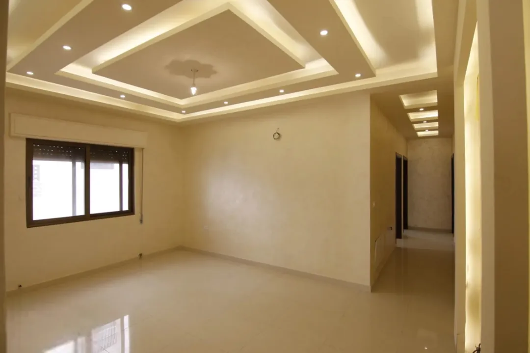 شقة ارضية مميزة في حي المنصور مطلة على شارع الاردن للبيع كاش او اقساط (عرض خاص) الشقة جديدة