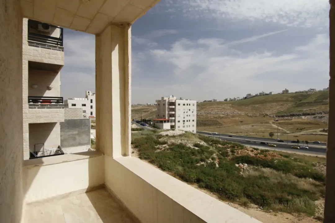 شقة ارضية مميزة في حي المنصور مطلة على شارع الاردن للبيع كاش او اقساط (عرض خاص) الشقة جديدة