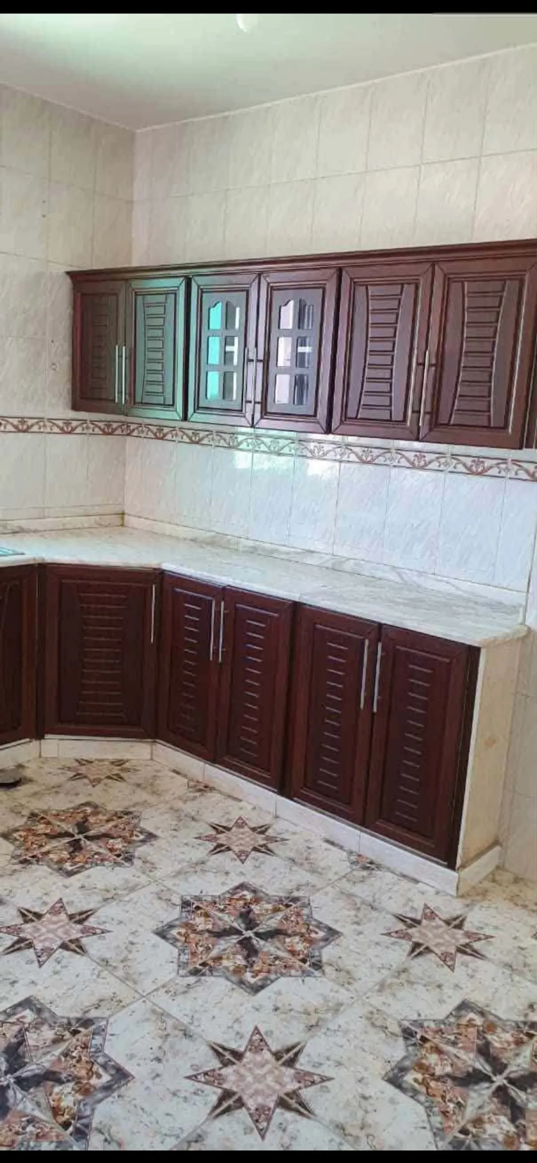 شقة للبيع اربد اشارة النسيم عند مسجد عبد الله الحمود غرفة ضيوف + 2 حمام صالون غرفتين نوم مطبخ راكب — صورة 3