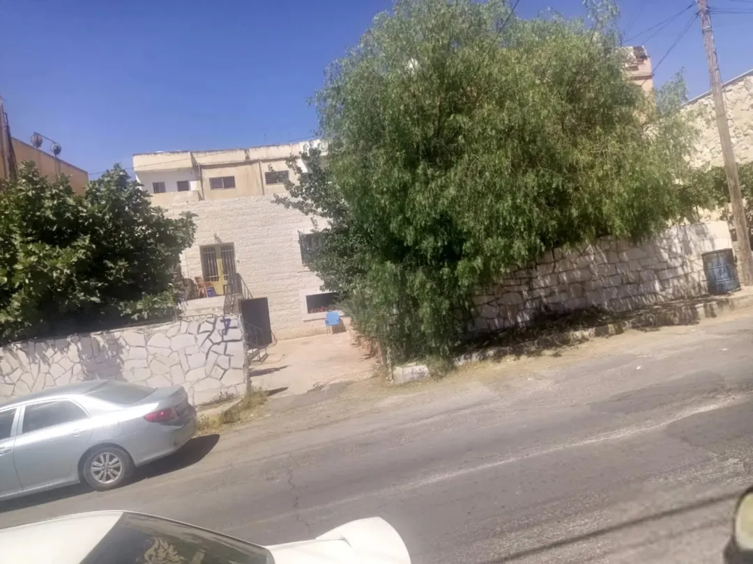 بيت للبيع قريب مضافة النسور