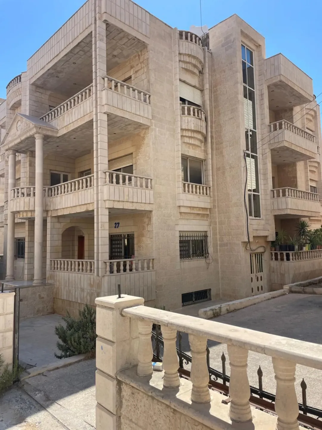 بناية سكنية فاخرة للبيع في منطقة الياسمين – عمان