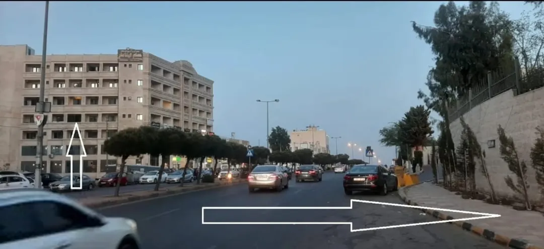 استوديو تجاري مفروش بالكامل للبيع موقع متميز مقابل الجامعة التطبيقية